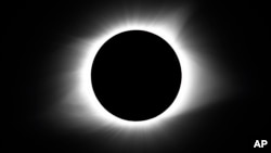 Eclipsa totală de soare ar trebui să fie vizibilă pentru prima dată pe coasta de vest a Mexicului.