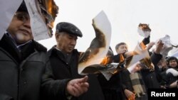 Лидеры и активисты ОСДП жгут протоколы избирательных комиссий после парламентских выборов. Алматы, 17 января 2012 года.