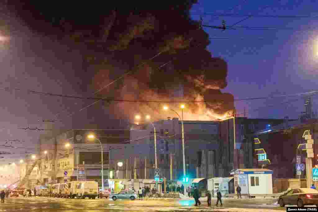 Пожар в торговом центре "Зимняя вишня" начался в воскресенье.
