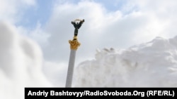 Зима 2013 года в Киеве была суровой. На площади Независимости тогда намело огромные сугробы.