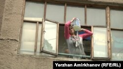 Оля Цветкова, дольщица ЖСК «Ата-Кент», обливает себя бензином на балконе своей квартиры. Астана, 5 июля 2016 года.