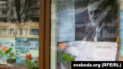 У вітрыне кнігарні «Веды»: Янка Купала і Якуб Колас