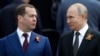 Володимир Путін (праворуч) і Дмитро Медведєв (архівна світлина)