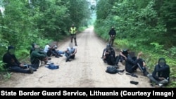 Migranti koje su litvanske vlasti uhvatile na šumskom putu u blizini beloruske granice 1. jula.