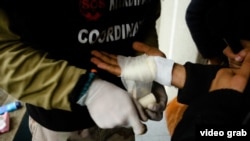 Migrantima u Velikoj Kladuši previjaju rane