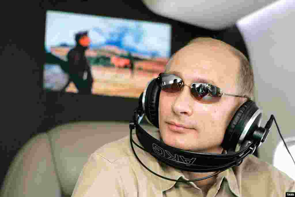 Президент России Владимир Путин в салоне вертолета во время полета к крепости Пор-Бажын