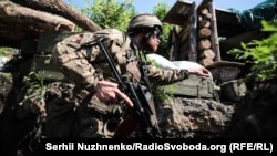 Ілюстраційне фото. Боєць ЗСУ неподалік міста Золоте-4, в зоні розведення сил та засобів, червень 2019 року