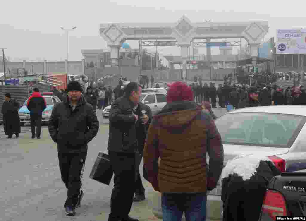 Таможенный пост "Жибек жолы" в казахстанских СМИ порой называют "южными воротами" страны.