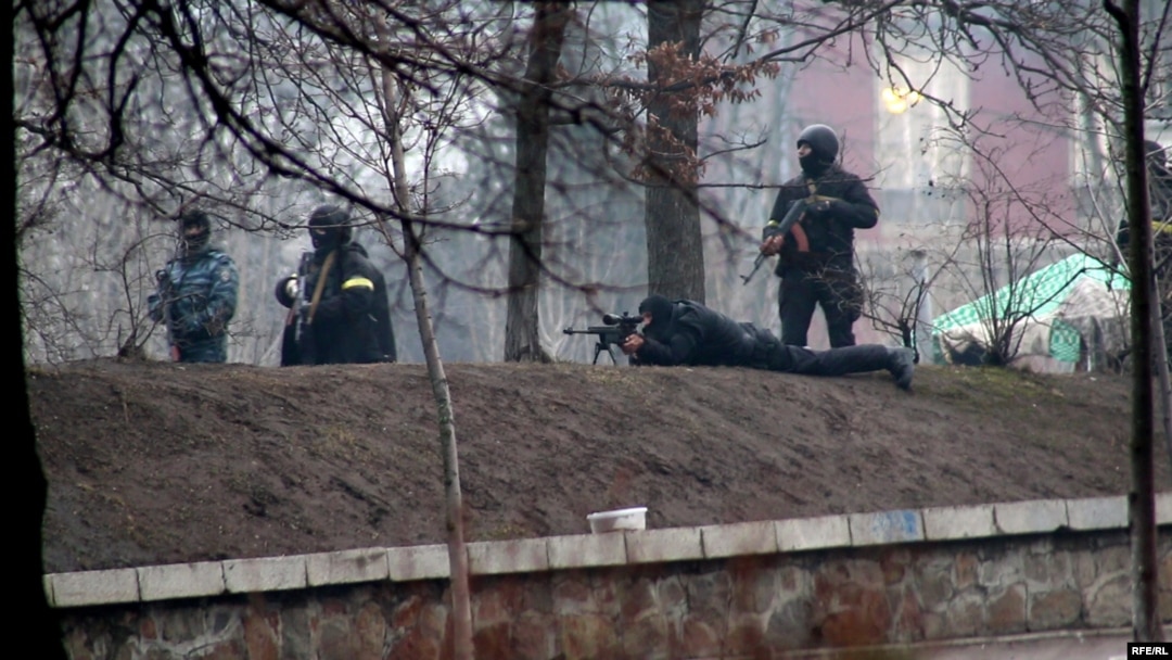 Спецпризначенці ведуть вогонь по учасниках протесту в Києві, 20 лютого 2014 року