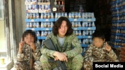 Боевик ИГ, представляющийся выходцем из Казахстана "Артемом Авдеевым", в окружении мальчиков, которых он называет "детьми халифата".