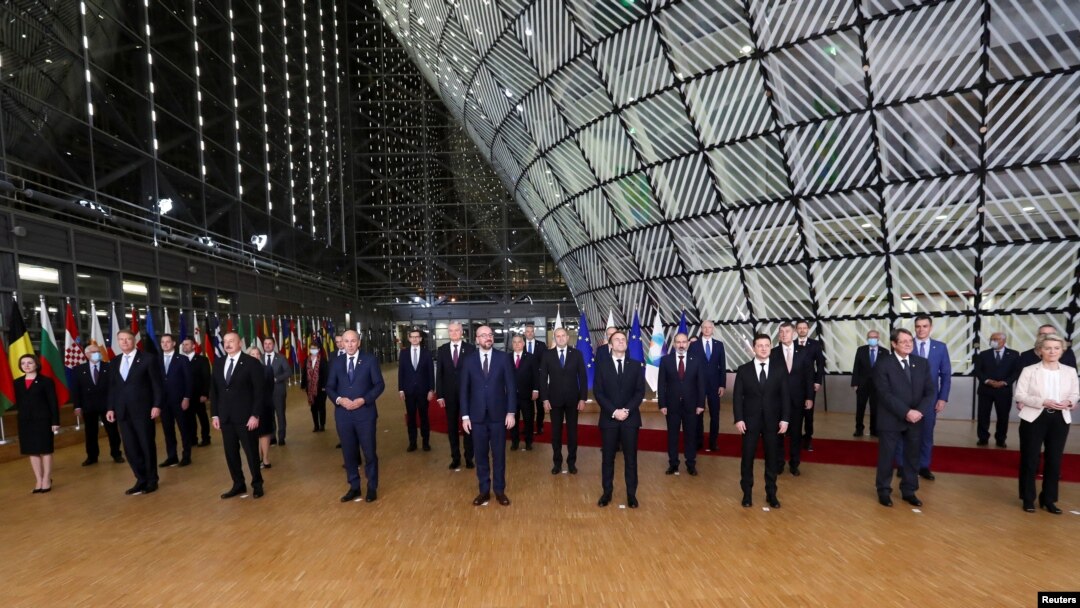  Президент Європейської ради Шарль Мішель і президент Єврокомісії Урсула фон дер Ляєн разом із іншими керівниками країн ЄС та урядів «Східного партнерства», до якого входять Україна, Вірменія, Азербайджан, Грузія та Молдова. Саміт ЄС у Брюсселі, Бельгія. 15 грудня 2021 року