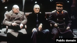 Премьер-министр Великобритании Уинстон Черчилль, президент США Франклин Рузвельт и советский диктатор Иосиф Сталин на конференции в Ялте, февраль 1945 года