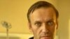 Российский оппозиционер Алексей Навальный в немецкой клинике через месяц после отравления в России.
