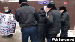 Қытай консулдығы алдындағы наразылық. Полиция наразыларды консулдық алдына жібермеді. 15 наурыз 2021 жыл. Видеодан алынған скриншот.