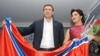 Оперная певица Анна Нетребко и один из лидеров пророссийских сепаратистов Олег Царев позируют с флагом Новороссии. Санкт-Петербург, 8 декабря 2014 года.