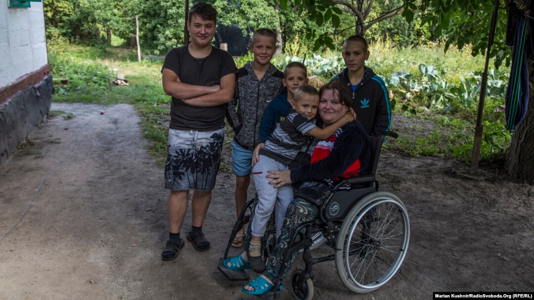 Діти обіймають маму