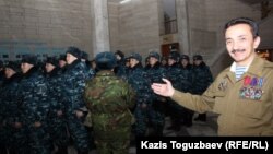 Мурат Абдушкуров (справа) председатель координационного совета общественных объединений ветеранов войны в Афганистане при городском акимате. Алматы, 5 февраля 2014 года.
