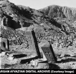 На фотографии 1915 года запечатлены некоторые из тысяч хачкаров на кладбище в Джульфе. Сейчас этот район находится в азербайджанском анклаве Нахичевань, и кладбище полностью уничтожено