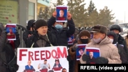 Участники акции с требованием освободить политических заключенных. Нур-Султан, февраль 2021 года