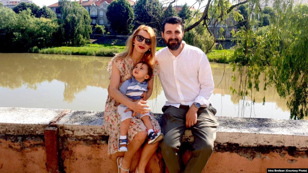 Bela s-a plâns despre salariul minim pe care îl câștiga lucrând pentru un magazin de modă în România. A plecat din țară pentru a se stabili cu familia ei în Elveția.