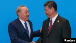 Қазақстанның тұңғыш президенті Нұрсұлтан Назарбаев (сол жақта) және Қытай басшысы Си Цзиньпин. Пекин, 2017 жыл.