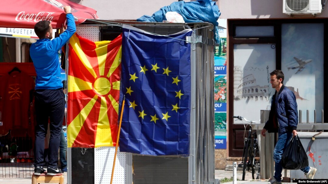 Zastave EU i Sjeverne Makedoniju u Skoplju, septembar 2018.