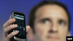 Nexus One телефонын Google ширкәтнең вице-президенты Марио Кьерос тәкъдим итте