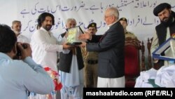 ګورنر بلوچستان محمدخان اڅکزی د علامه عبدالعلي اخوندزاده کړوسي تابان ته شیلډ ورکوي