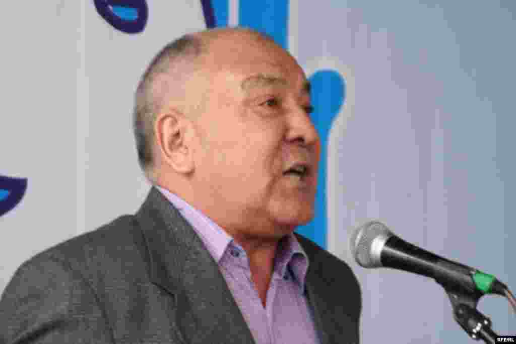 Лидер Компартии Казахстана Газиз Алдамжаров выступает на собрании демократической общественности, приуроченном к Первому Мая. Алматы, 1 мая 2010 года.