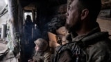 Военнослужащие 93-й отдельной механизированной бригады "Холодный Яр" ВСУ ведут наблюдение за российскими дронами на позиции в Константиновке, 24 апреля 2025 года
