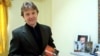 Aleksandr Litvinenko pozează cu cartea sa, Blowing Up Russia: Terror From Within, la casa sa din Londra în mai 2002.
