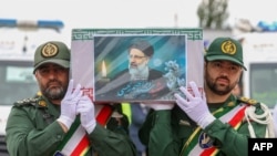 د ایران د مړ شوي ولسمشر ابراهیم رییسي جسد چې د د دې هېواد امنیتي ځواکونو لهلوري لېږدول کېږي.