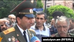 Հայաստան - Գնդապետ Վոլոդյա Ավետիսյանը (ձախից) և ղարաբաղյան պատերազմի վետերանները զրուցում են լրագրողների հետ իրենց կազմակերպած բողոքի ակցիայի ժամանակ, արխիվ, 13-ը մայիսի, 2013թ․