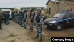 Спецназ у дома крымских татар, где проходит обыск. Село Строгоновка, 12 октября 2016 года.