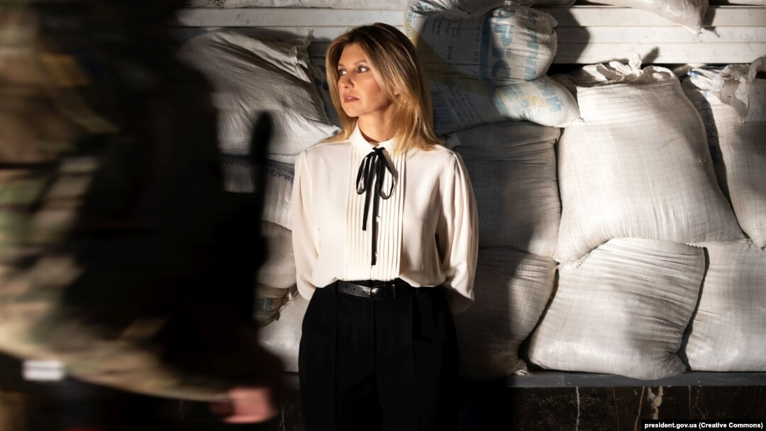 Soția președintelui Ucrainei, Olena Zelenska, spune într-un interviu pentru BBC că frigul și întunericul provocate de avariile infrastructurii bombardate de ruși „nu sunt cel mai rău lucru care ni se întâmplă”. Aici, fotografiată de o publicație spaniolă, în vara lui 2022. 