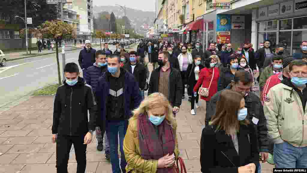 U Doboju je na izborni dan bilo burno, uz protest opozicije jer njihovim posmatračima nije dozvoljen ulazak na glasačka mjesta. Zatraženo je poništavanje izbora i pobacane su posmatračke akreditacije. 