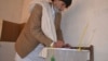کوټه کې یو ځايي کس د رای ورکولو پر مهال