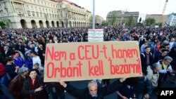 Архівне фото: протест проти нового закону про вищу освіту з гаслом «Не закривайте CEU! Орбана до в’язниці!» під парламентом Угорщини