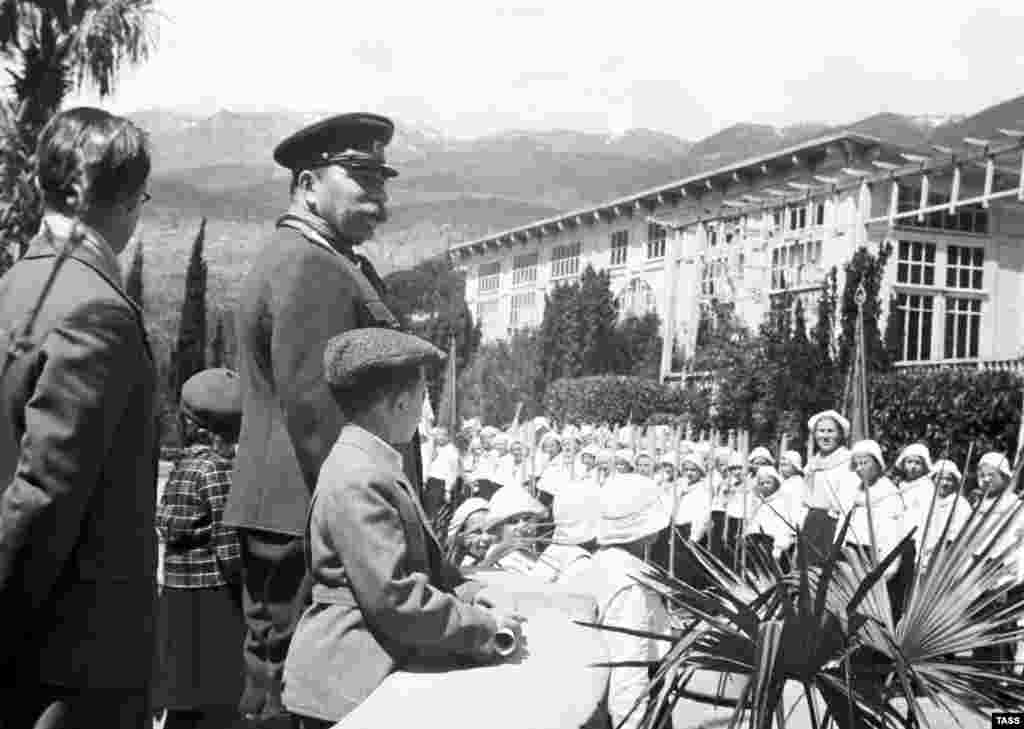 Крым был здравницей не только для взрослых, но и для детей. На этой фотографии 1946 года - маршал Будённый во время визита в знаменитый лагерь "Артек".
