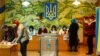 Під час голосування на місцевих виборах на території виборчої дільниці в селі Кострина, Закарпатська область, 25 жовтня 2020 року