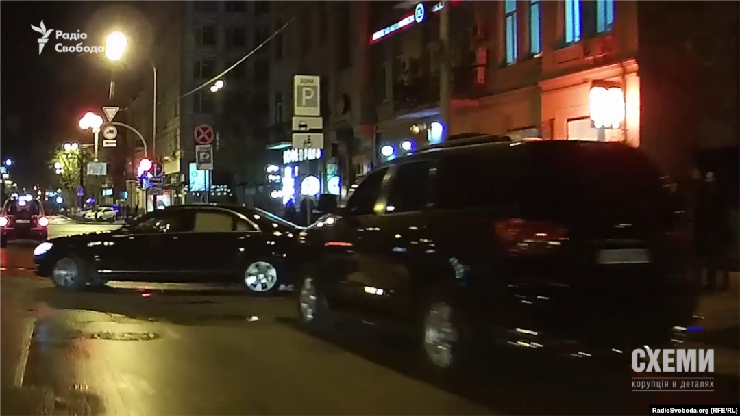 Mercedes виїжджає з офісу Ігора Коломойського