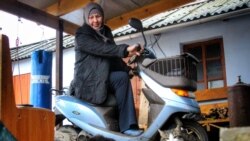 Эмине Абдулганиева на мопеде