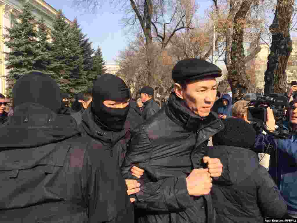 Көп кешікпей полиция қызметкерлері мен беттерін жауып алған арнайы жасақ өкілдері кеңсе алдында тұрған азаматтарды ұстай бастады. 
