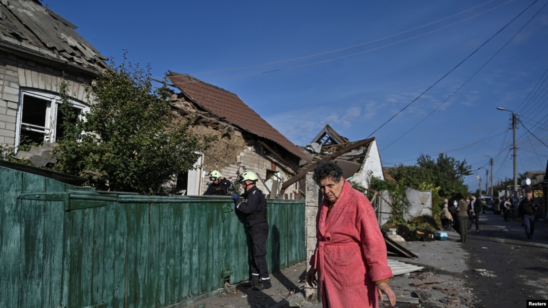 Žena stoji u blizini uništene kuće u ruskom zračnom napadu, Zaporižje, 10. oktobra 2024.