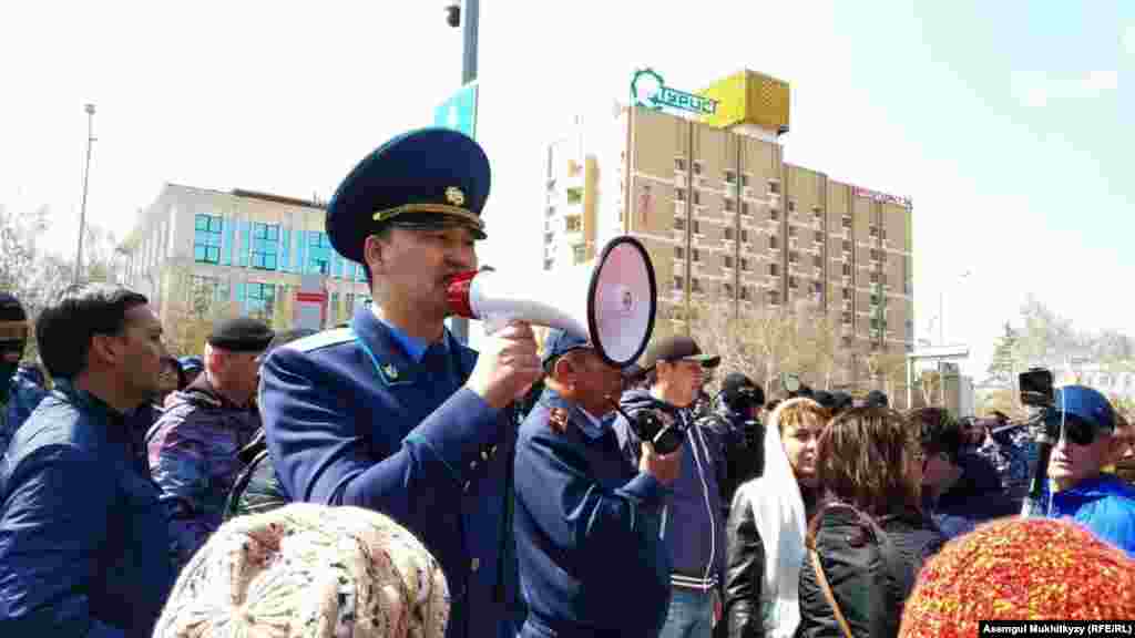 Прокурор заявляет о незаконности акции протеста и предупреждает собравшихся об ответственности. Нур-Султан, 1 мая 2019 года.