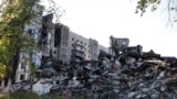 Угледар в Донецкой области Украины Россия захватила в октябре 2024 года. Бои за город длились два года. Сейчас там остались лишь руины. На этом фото &mdash;разрушенные жилые дома в Угледаре, сентябрь 2023 года