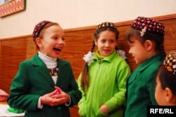 Škola na ruskom jeziku u Turkmenistanu. Roditelji u školama s ruskom nastavom izvijestili su o smanjenju broja časova ruskog jezika dok je u mnogim slučajevima prekinuta nastava ruskog jezika u svim razredima.