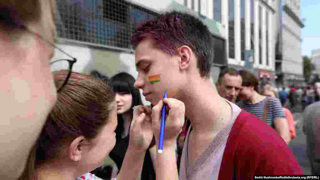 У противников марша полиция изъяла балаклавы, пиротехнические средства и медицинские маски.