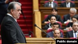 Президент Таджикистана Эмомали Рахмон выступает с ежегодной речью перед парламентом. Душанбе, 28 декабря 2024 года 