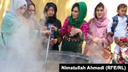 بدخشان کې يو شمېر ښځې د سمنک پخولو پر مهال، انځور - ارشيف